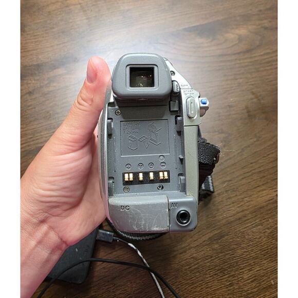 JVC Digital Video Camera GR-D395U 32X Optical Zoom Mini DV Wide Mode Silver W/ S - Picture 11 of 16